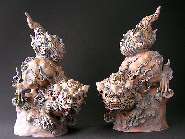 岩に乗った威嚇シーサー