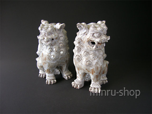 新垣得二作横座シーサー｜白釉仕上げ